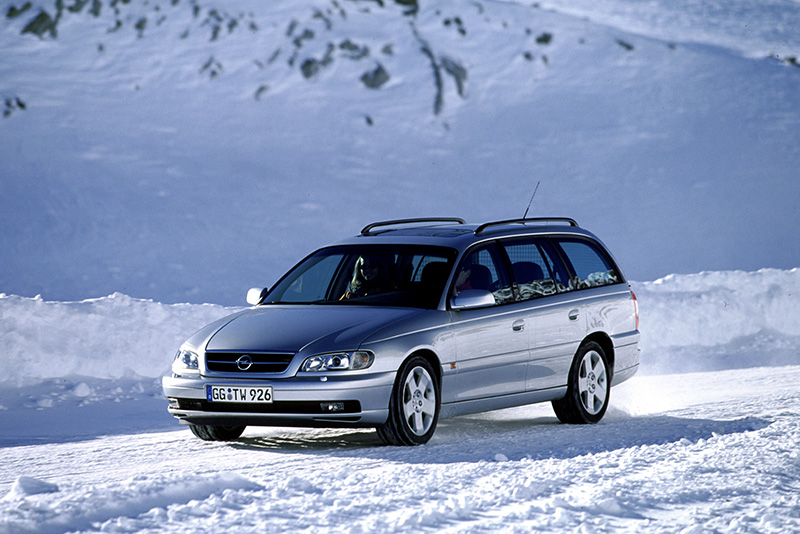 Opel Omega B2 Caravan – Werksfoto im Schnee
